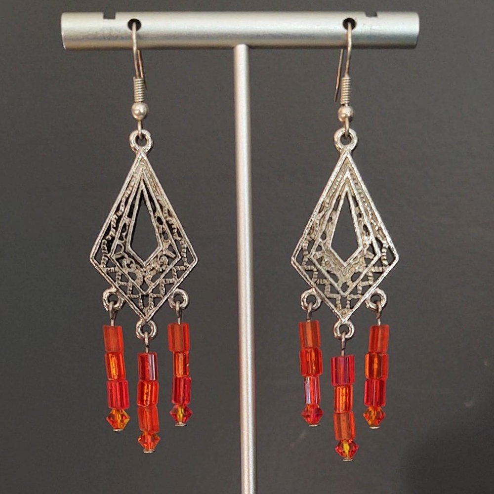 Silver scroll dangle earrings w/iridescent glass